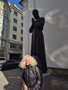 Paní Irena H. putující k hrobu Martina Středy